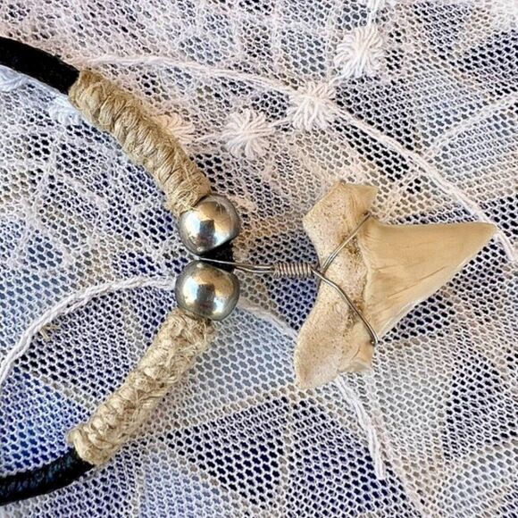Vintage 90's Natural Shark Tooth Surfer Leather Cord Necklace - Picture 4 of 8
